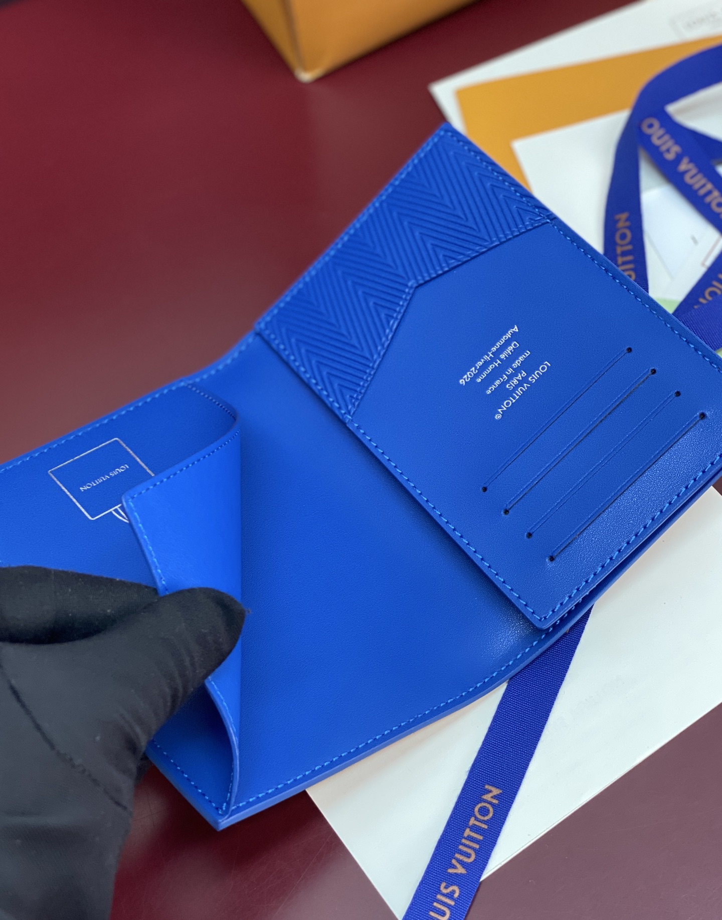 [Louis Vuitton] LV 루이비통 쇼퍼백 모티브 Packaging 패스포트 홀더 지갑 M2A444