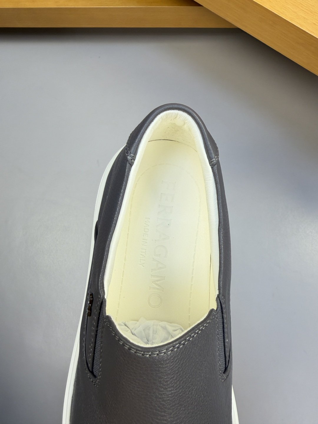 [Salvatore Ferragamo] 페라가모 프리미엄 슈링크 레더 미니멀 슬립온 스니커즈 신발
