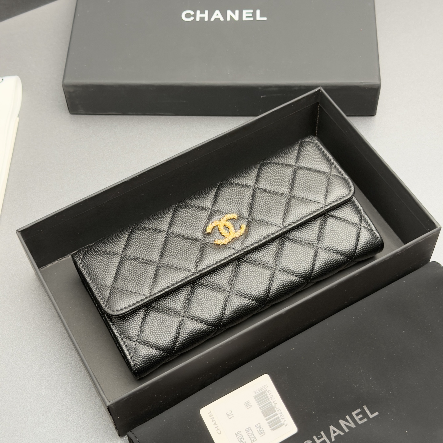 [Chanel] 샤넬 26SS 캐비어 멀티 젬스톤 플랩 장지갑