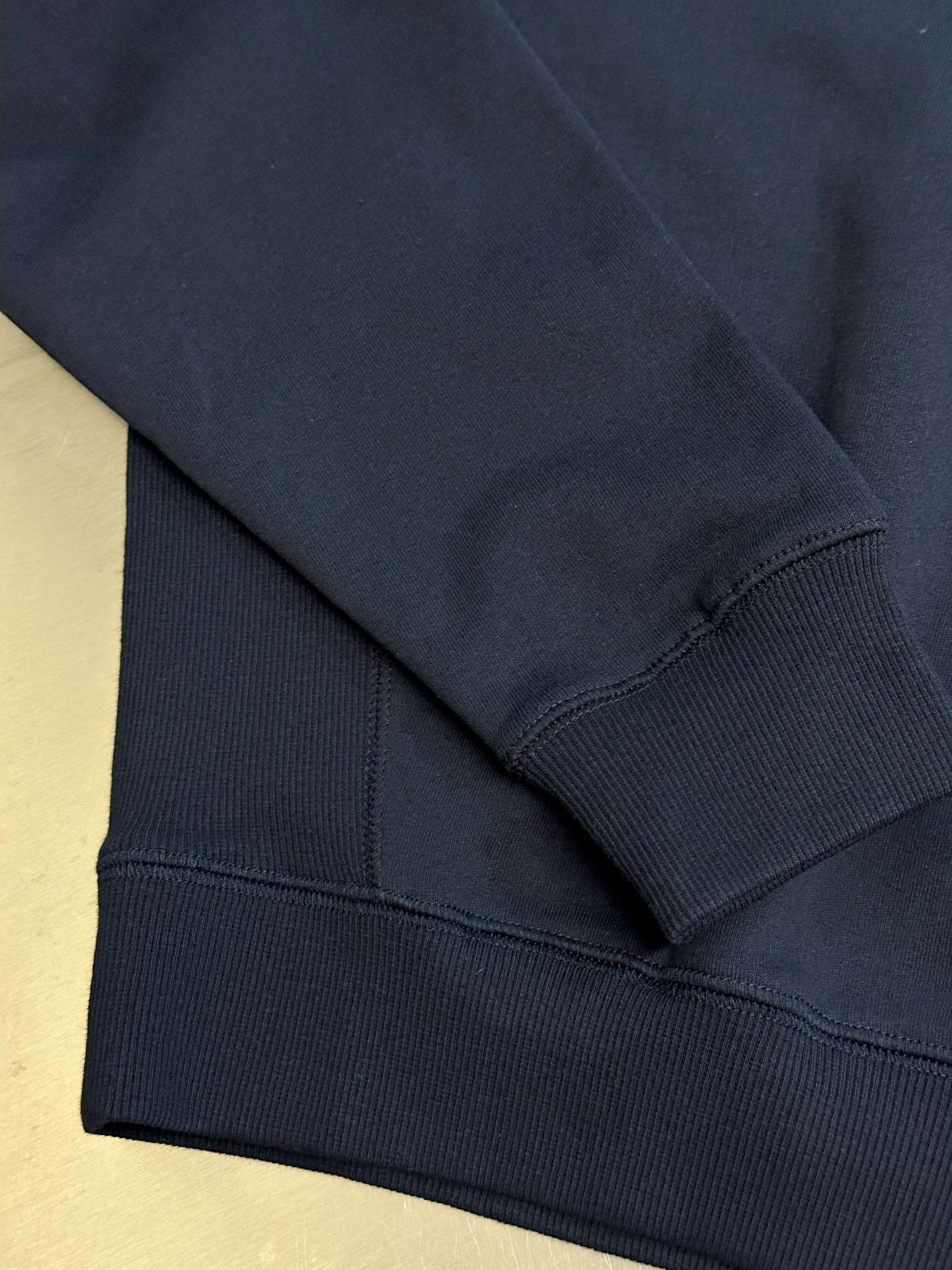 아크네(Acne studios) 로고 자수 기모 스웨트셔츠 상의 의류