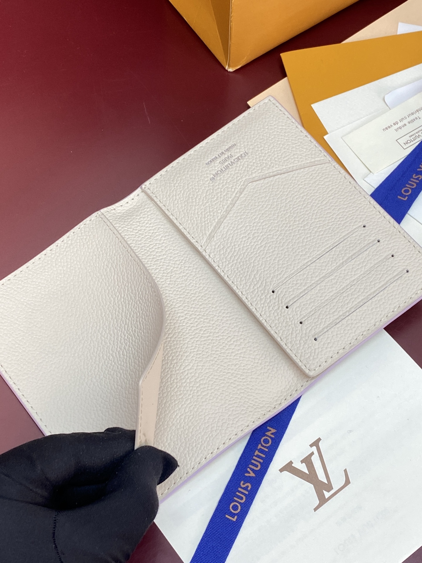 [Louis Vuitton] LV 루이비통 엠프레인 마카롱 그라데이션 패스포트 홀더 지갑 M29811