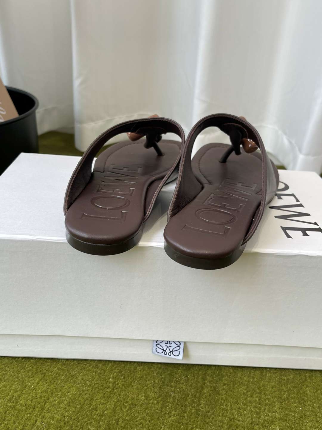 로에베(LOEWE) 토글 장식 토포스트 쪼리 스리퍼 신발