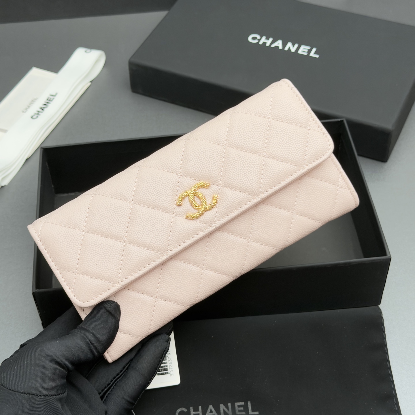 [Chanel] 샤넬 26SS 캐비어 멀티 젬스톤 플랩 장지갑