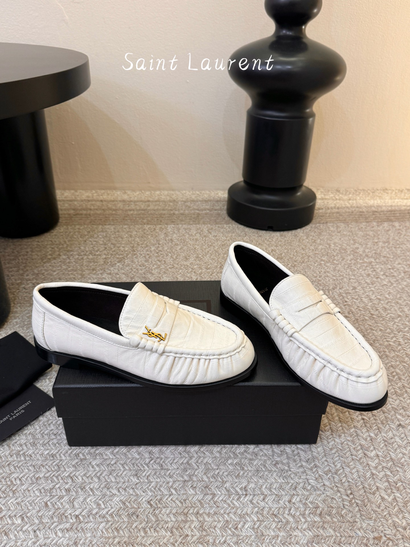 생로랑(SAINT LAURENT) 카프 레더 페니 로퍼 신발
