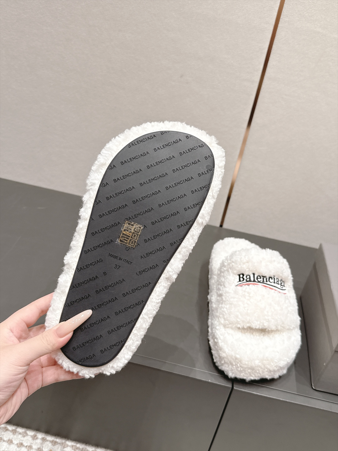 발렌시아가(BALENCIAGA) 퍼 플랫폼 슬리퍼 신발