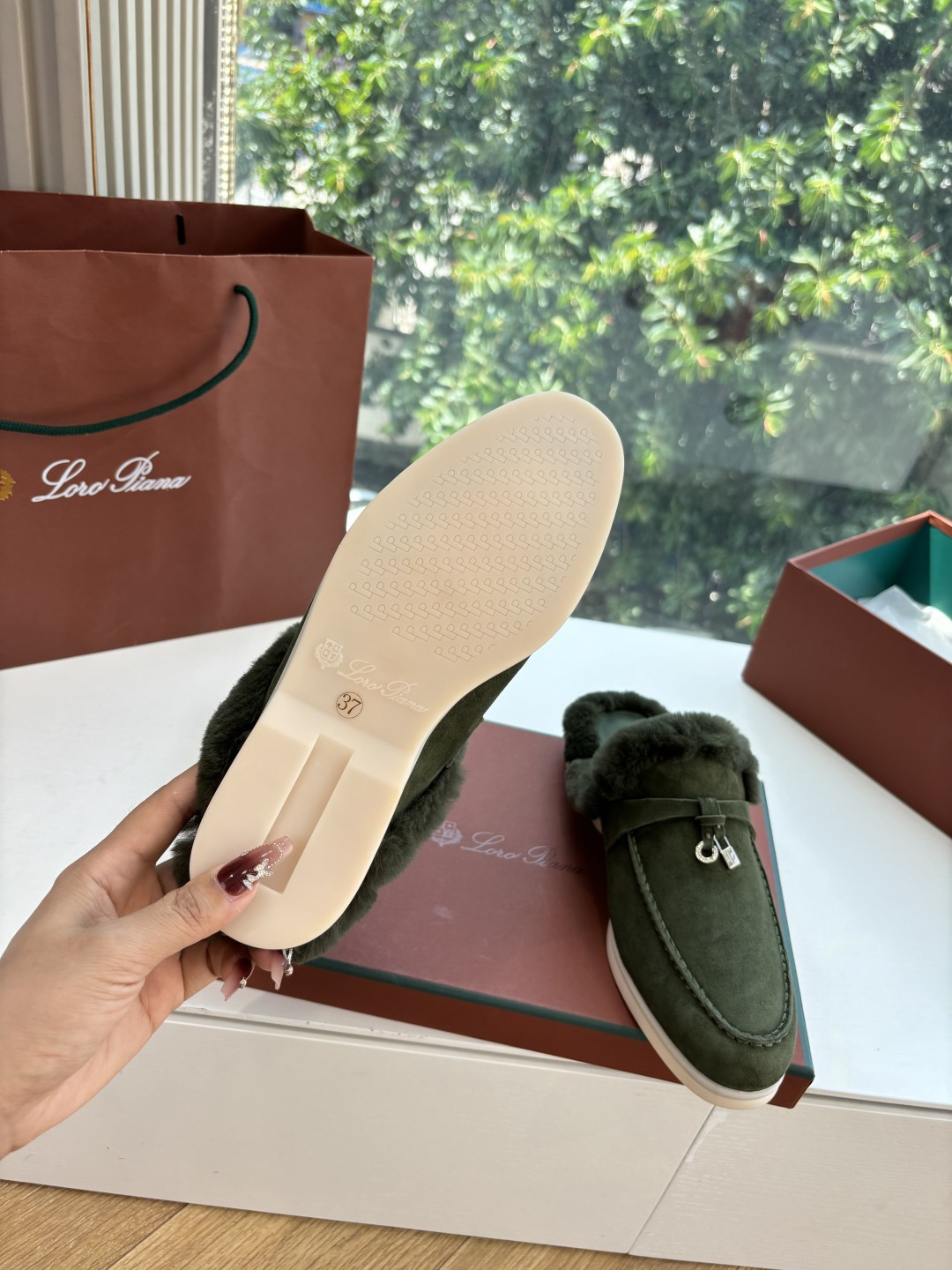 로로피아나(Loro Piana) 커플 퍼 트리밍 스웨이드 뮬 슬리퍼 신발