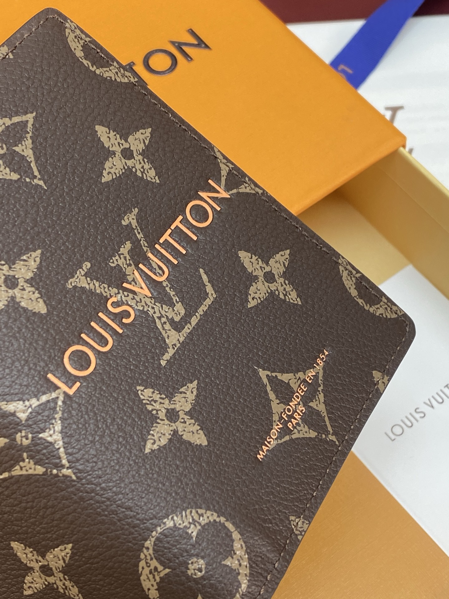 [Louis Vuitton] LV Packaging 루이비통 쇼퍼백 모티브 포켓 월렛 모노그램 (칩 내장형) 지갑 M2A495