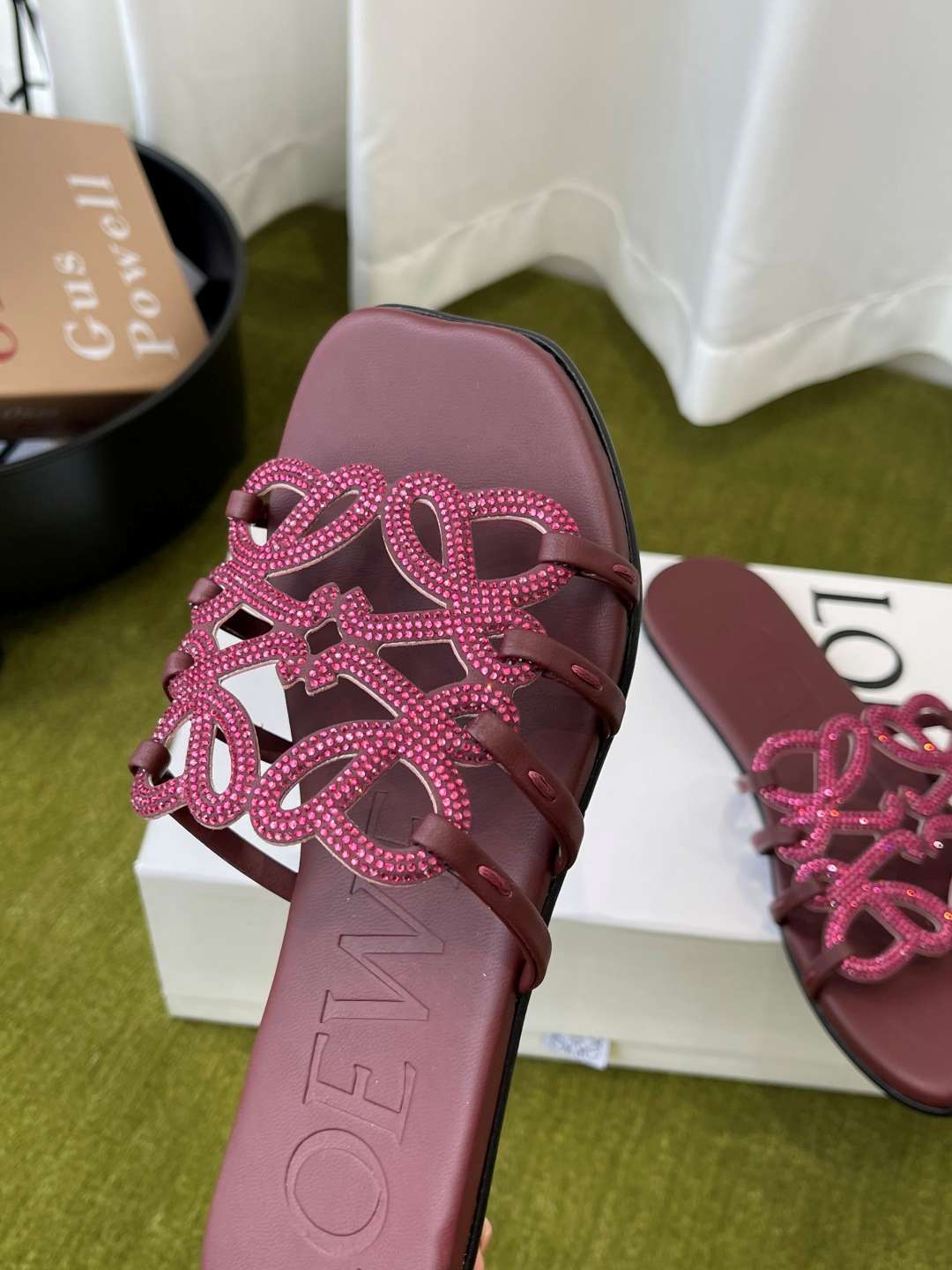 로에베(LOEWE) 라인스톤 스퀘어토 플랫 슬리퍼 신발