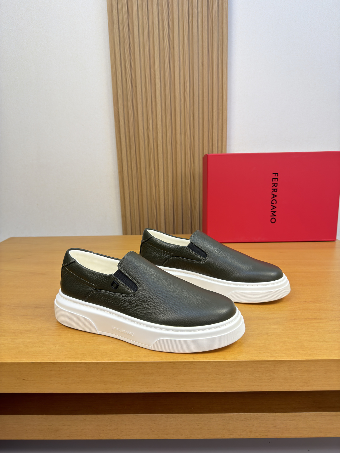 [Salvatore Ferragamo] 페라가모 프리미엄 슈링크 레더 미니멀 슬립온 스니커즈 신발
