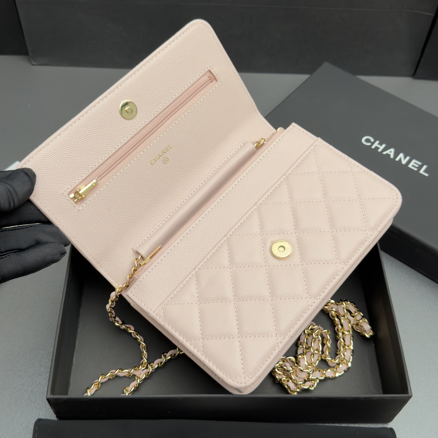 [Chanel] 샤넬 26SS 캐비어 멀티 젬스톤 체인 아코디언 플랩백 (WOC) 가방