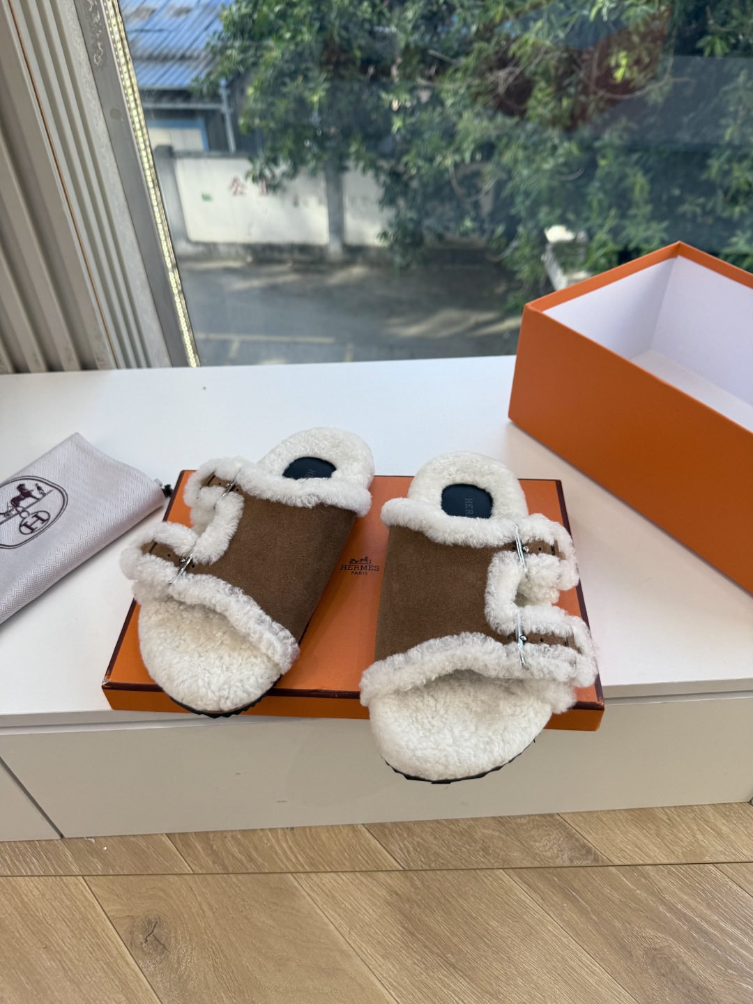 에르메스(HERMES) 시어링 퍼 뮬 슬리퍼 신발
