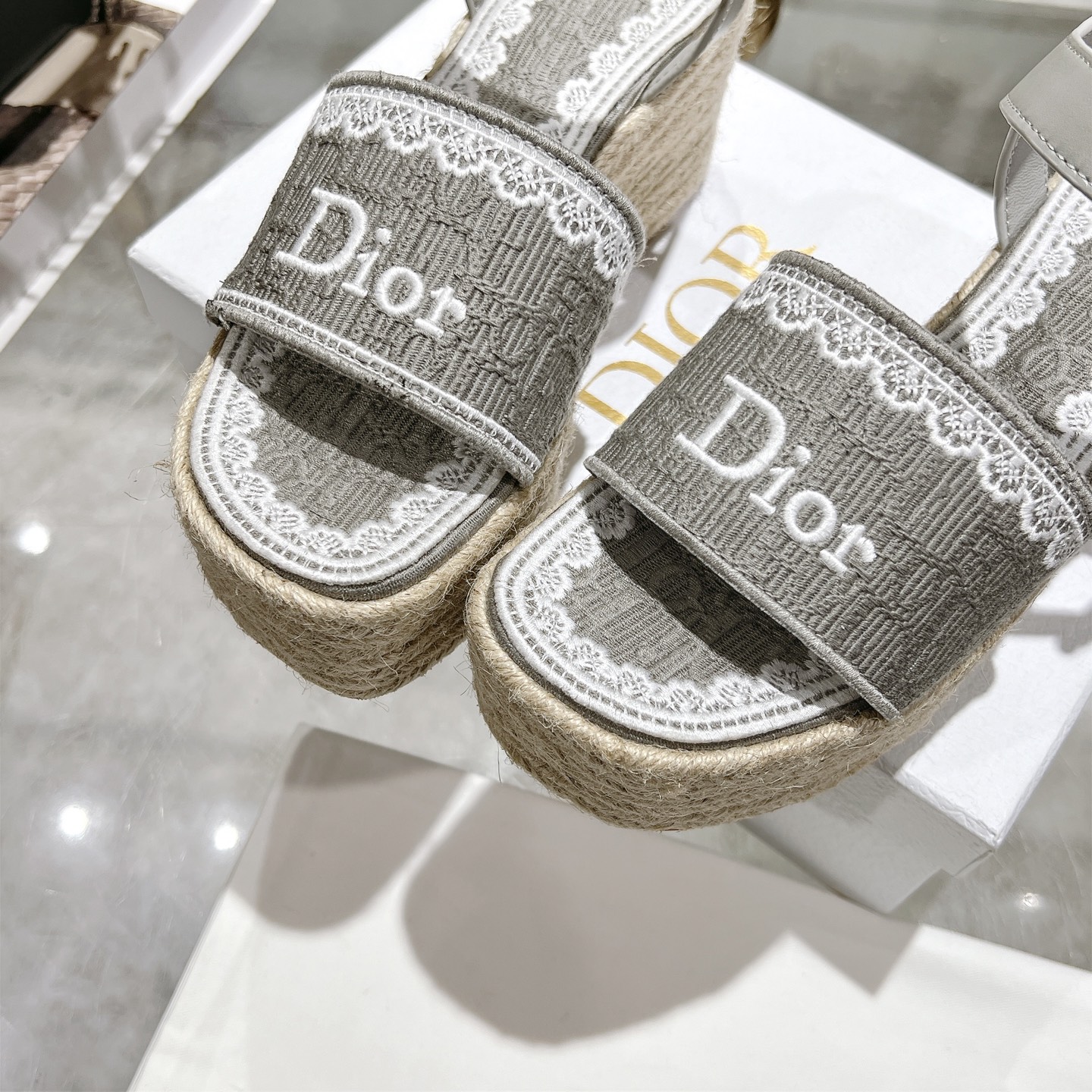 디올(DIOR) Dway 로고 자수 에스파드류 웨지 샌들 신발