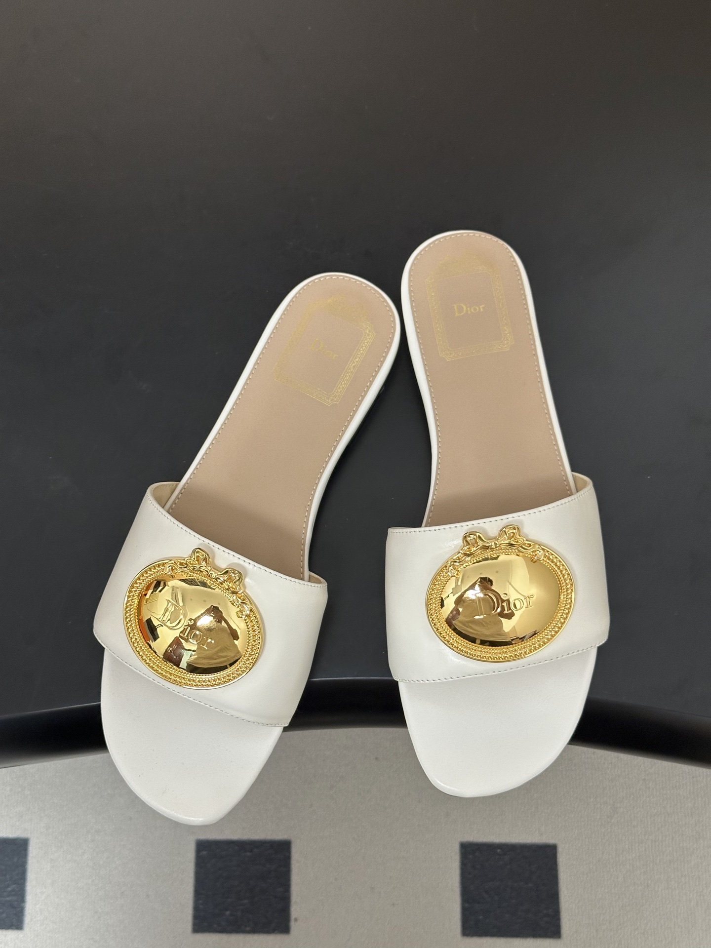 디올(DIOR) 메탈 버클 슬라이드 슬리퍼 신발