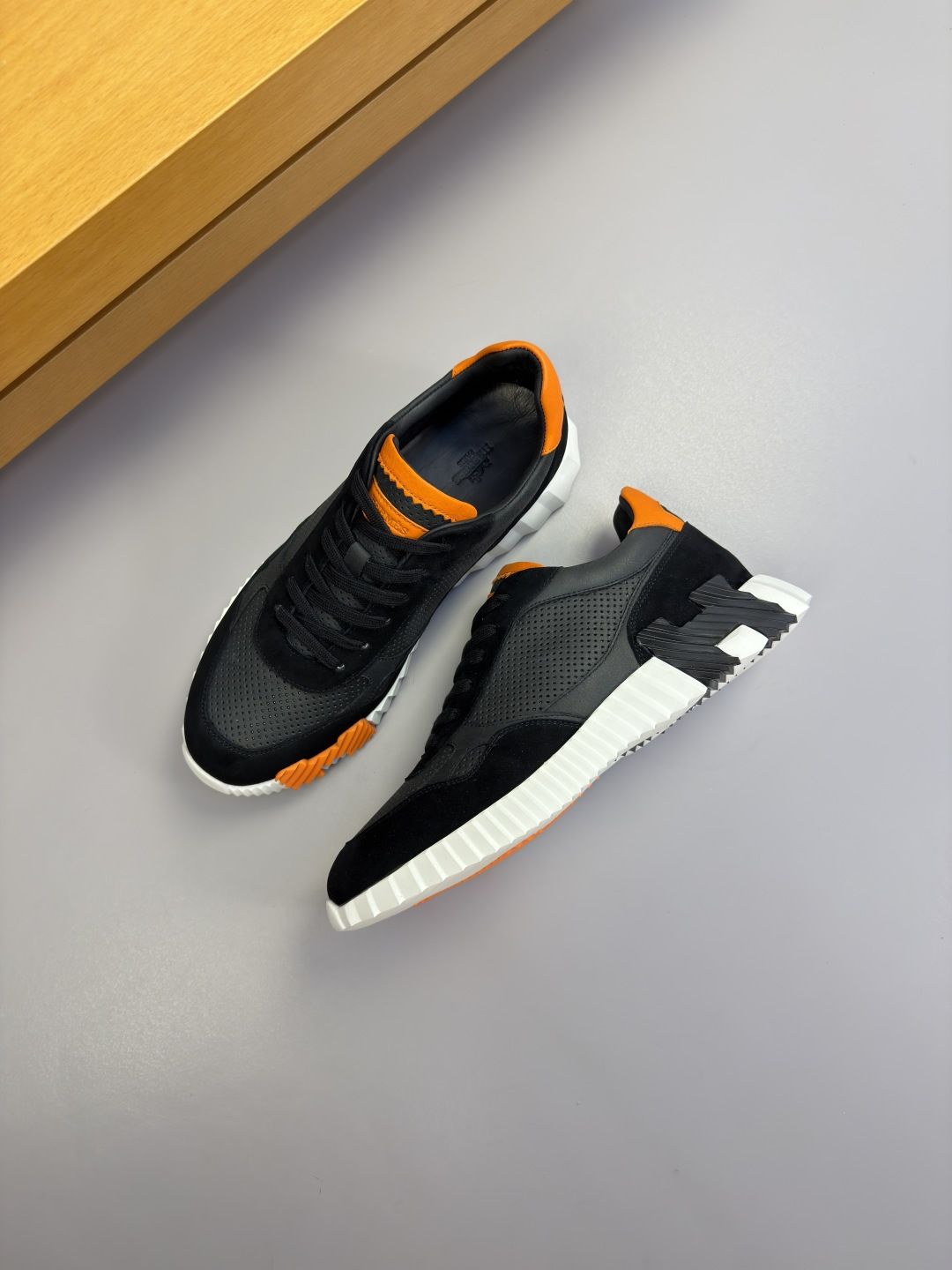 [Hermes] 에르메스 타공 나파 레더 스니커즈 신발