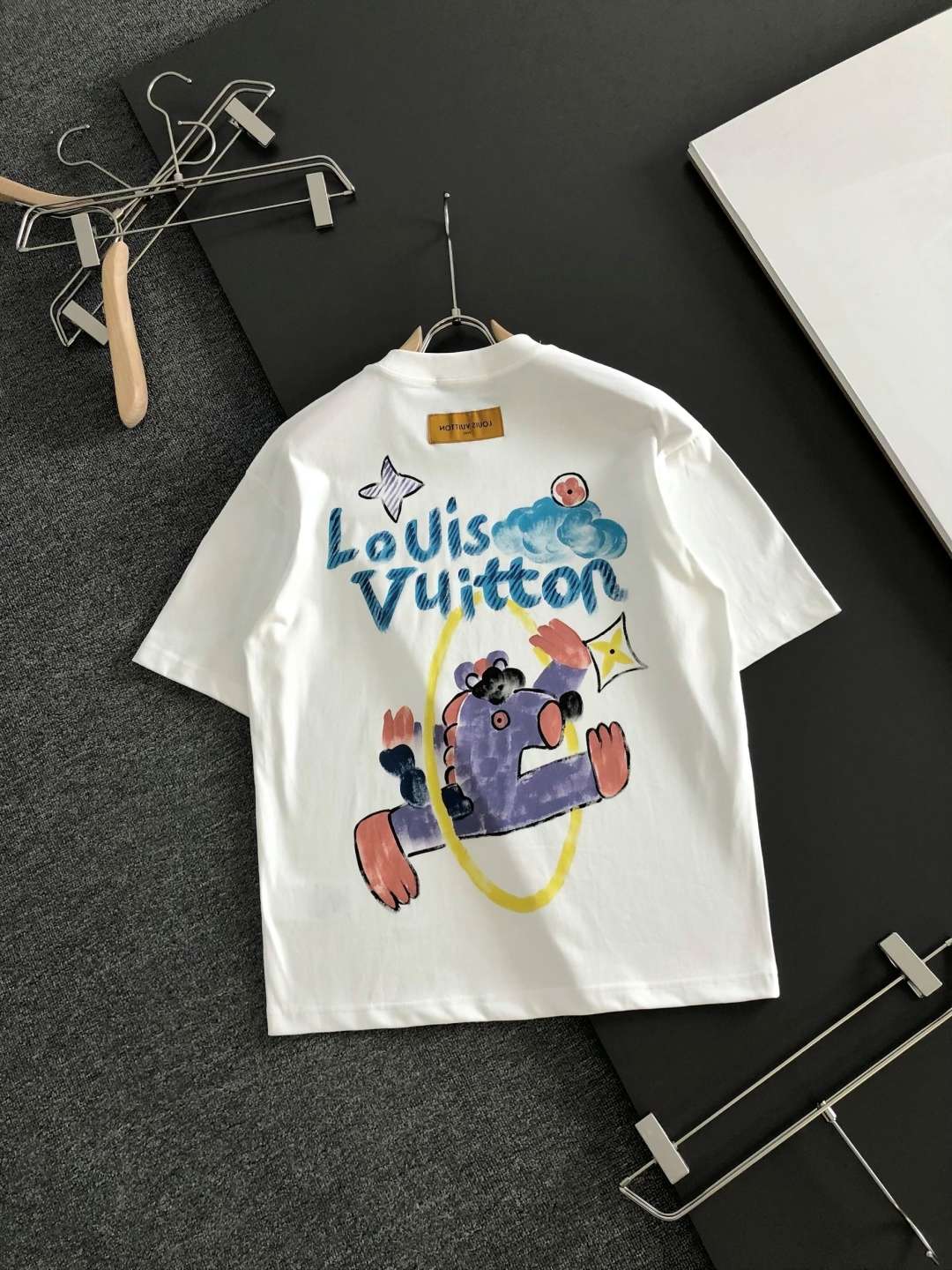 루이비통(LV) 핸드드로잉 캐릭터 반팔 티셔츠 상의 의류