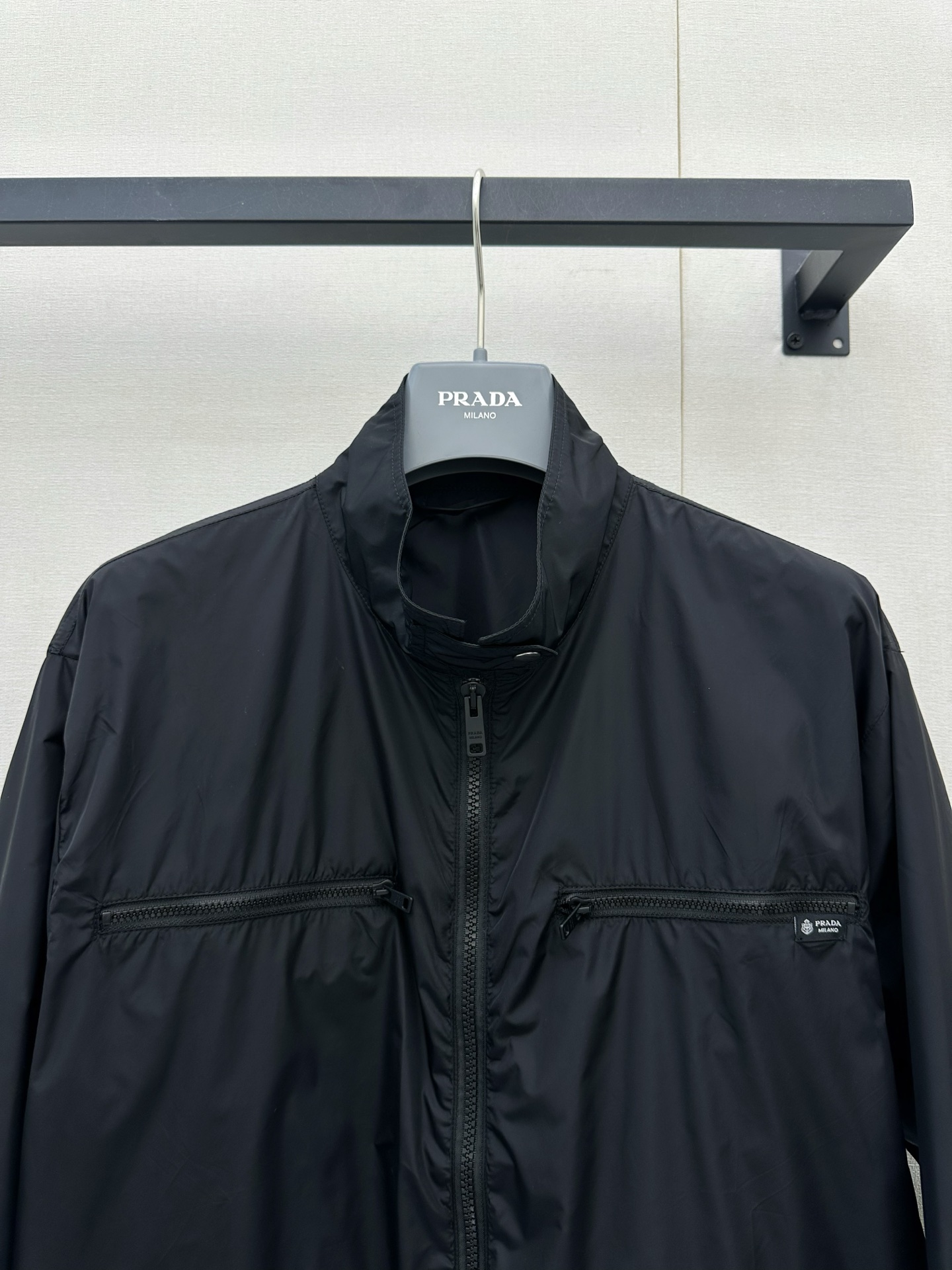 프라다(PRADA) 멀티 포켓 하이넥 나일론 재킷 상의 의류