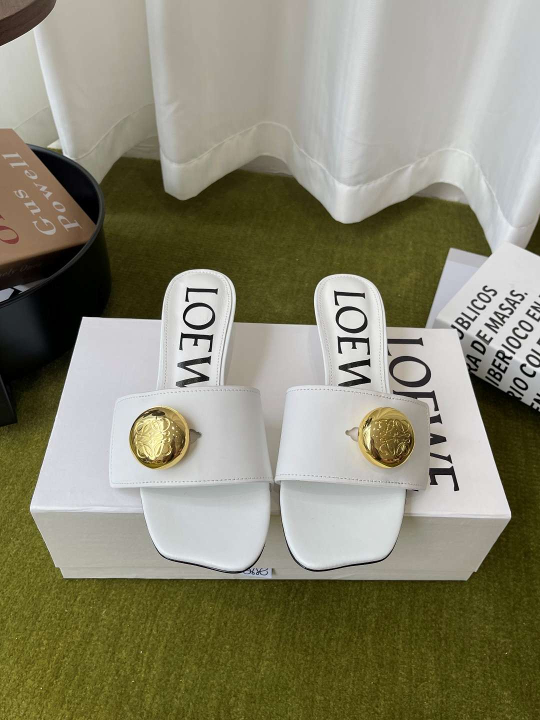 로에베(LOEWE) 메달 스퀘어토 키튼힐 뮬 샌들 신발