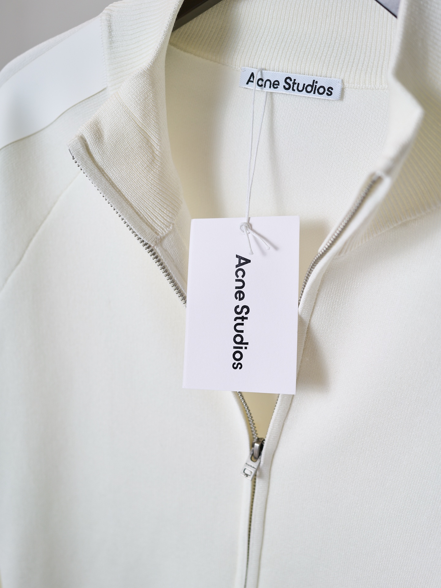 아크네(Acne studios) 실리콘 엠보 레더 집업 니트 가디건 의류