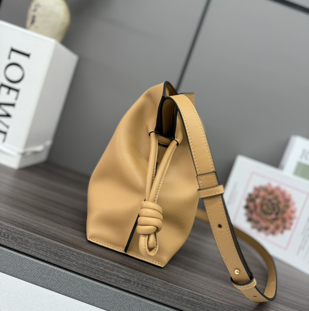 LOEWE 로에베 Flamenco 플라멩코 나파 카프스킨 숄더/클러치백 (미디엄) 가방 / 262386