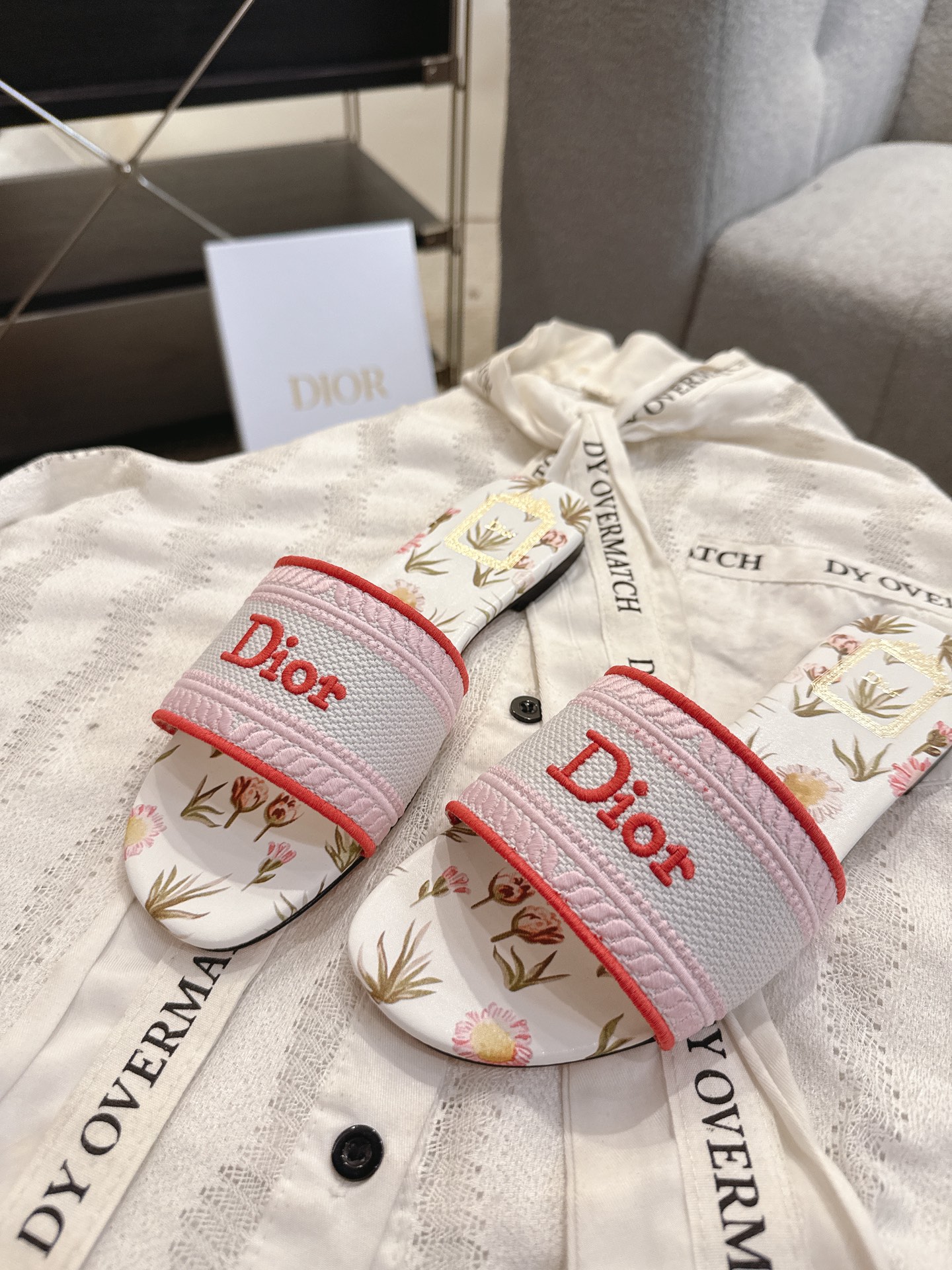 디올(DIOR) 플라워 자수 로고 슬라이드 슬리퍼
