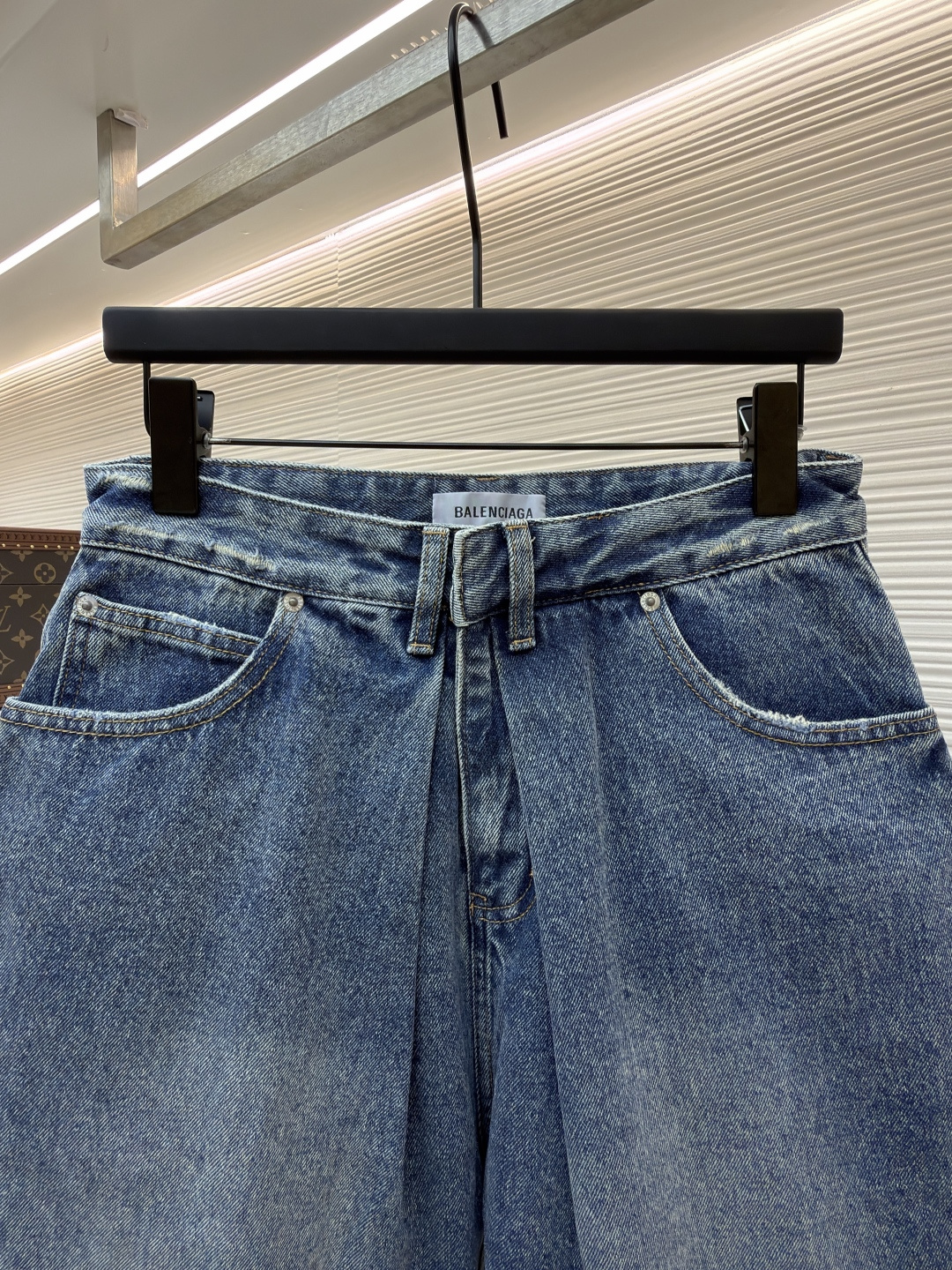 발렌시아가(BALENCIAGA) 폴디드 데님 쇼츠 하의 의류