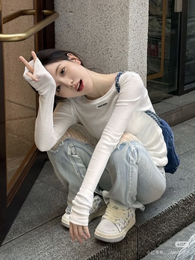 미우미우(MIU MIU) 시스루 로고 슬림 긴팔 티셔츠 상의 의류