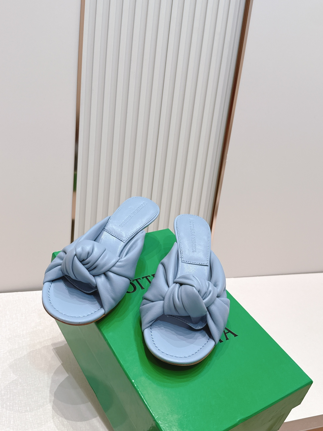 보테가 베네타(BOTTEGA VENETA) 체리 트위스트 뮬 힐 신발