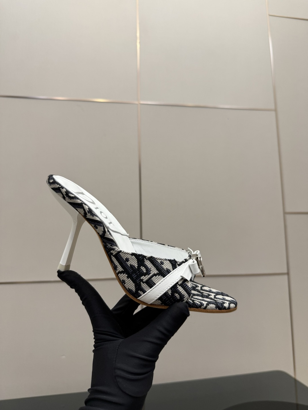 디올(DIOR) 패브릭 뮬 힐 신발