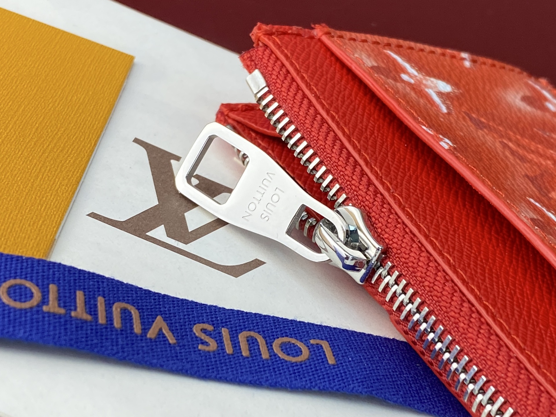 [Louis Vuitton] LV 루이비통 타이카 모노그램 코인 카드 홀더 (코튼 레드) 지갑