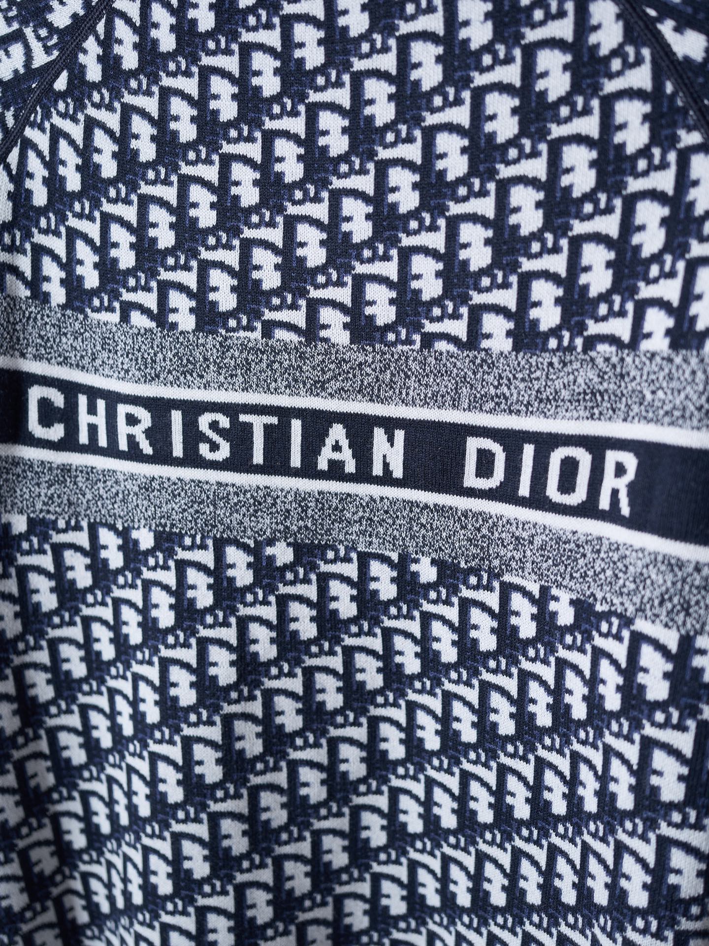 디올(DIOR) 리버서블 올오버 로고 자카드 울 니트 상의 의류