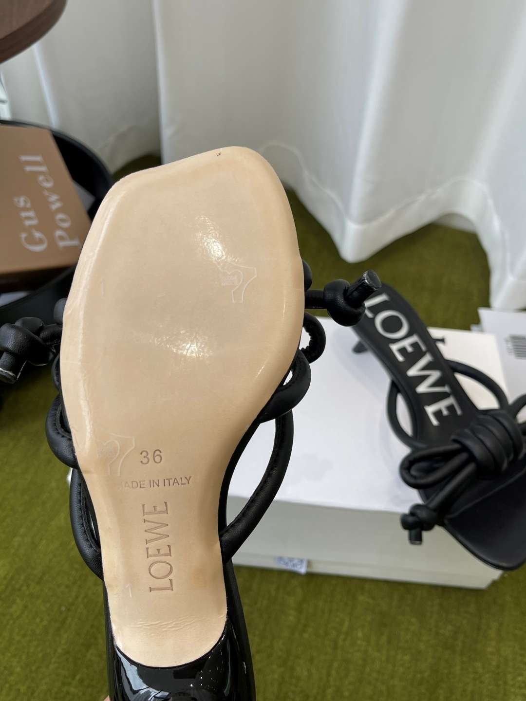 로에베(LOEWE) 리본 매듭 스트랩 미들힐 신발