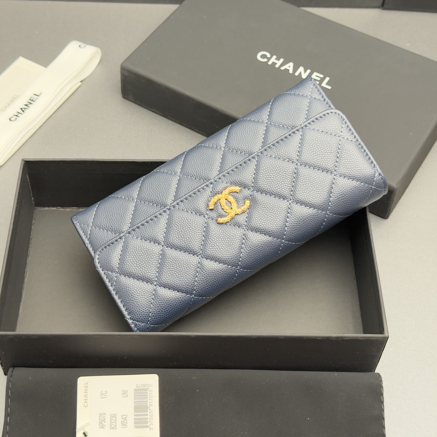 [Chanel] 샤넬 26SS 캐비어 멀티 젬스톤 플랩 장지갑