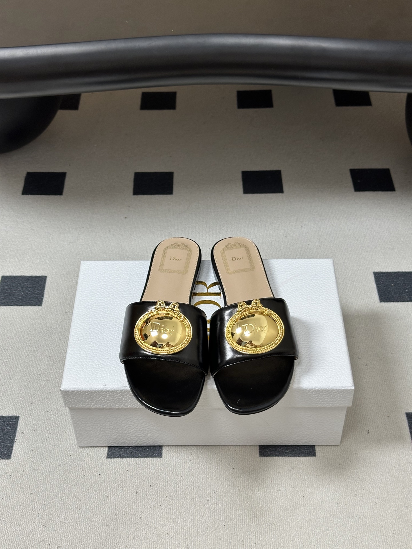 디올(DIOR) 메탈 버클 슬라이드 슬리퍼 신발