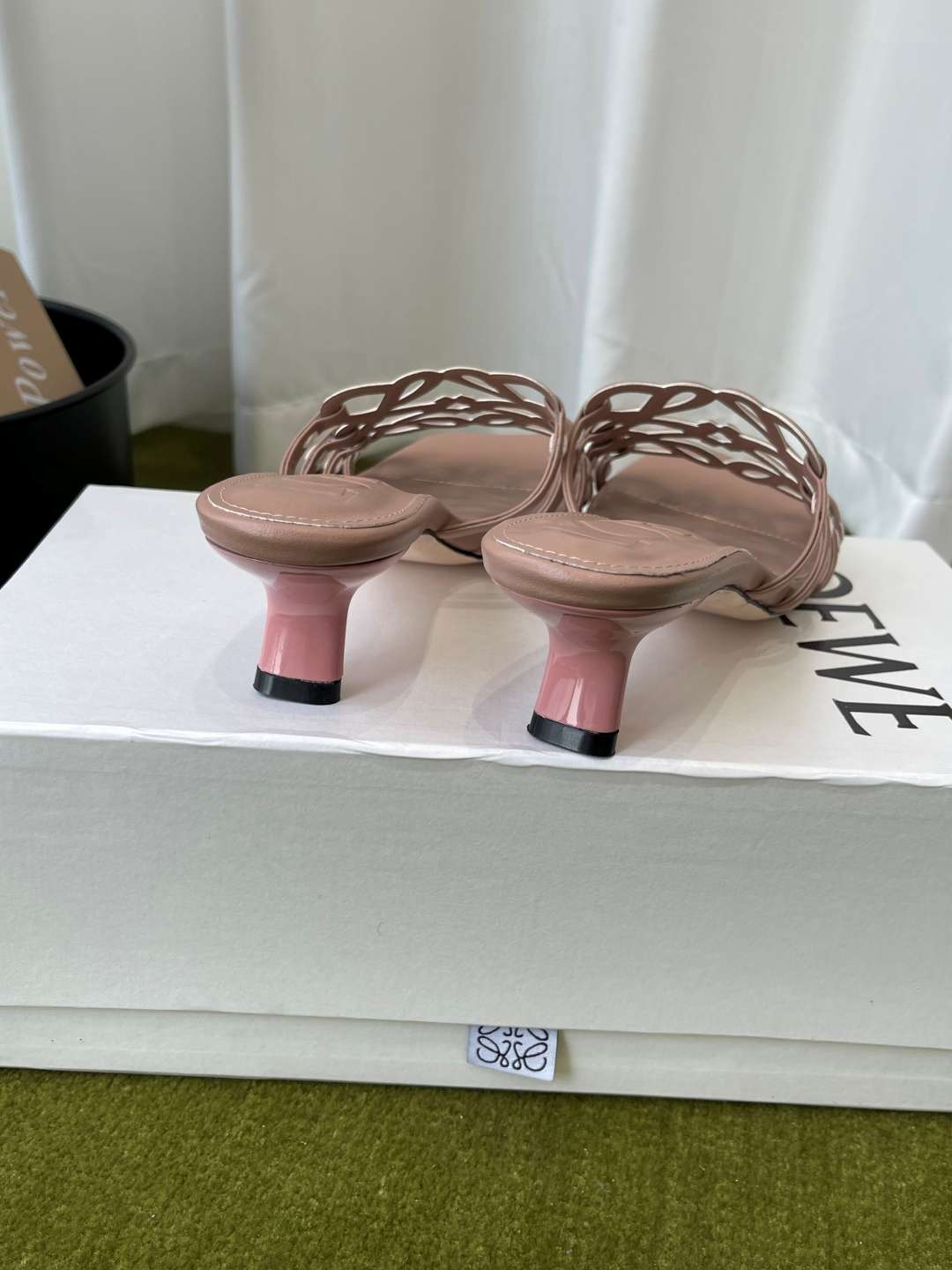 로에베(LOEWE) 아나그램 스트랩 스퀘어토 키튼힐 신발
