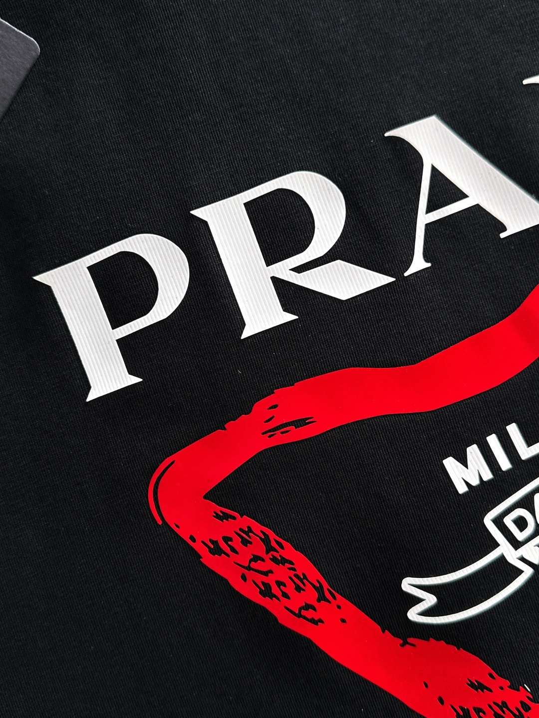 프라다(PRADA) 삼각 로고 그래픽 프린트 반팔 티셔츠 상의 의류