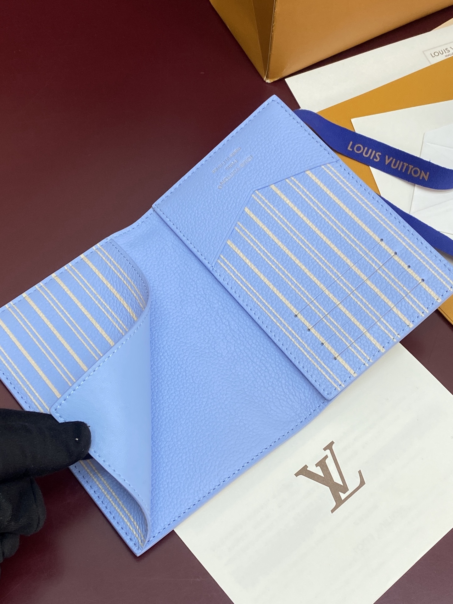 [Louis Vuitton] LV 루이비통 엠프레인 하이 섬머 패스포트 홀더 여권 지갑 M2A003