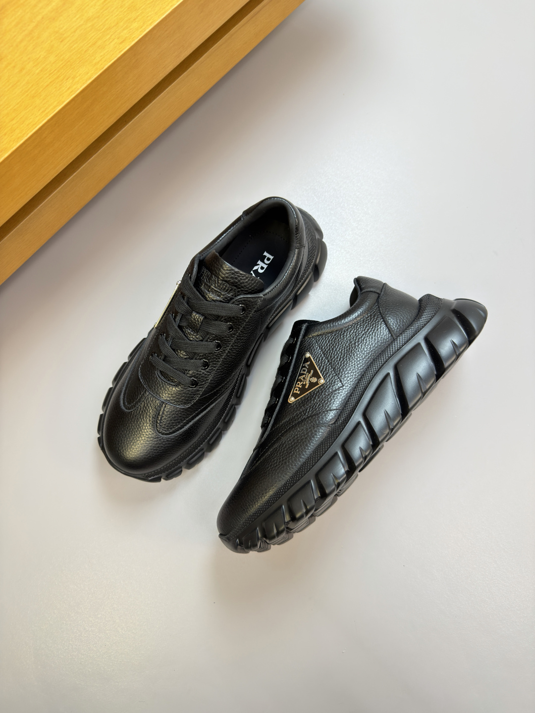 PRADA 프라다 리치 소가죽 로고 스니커즈 신발
