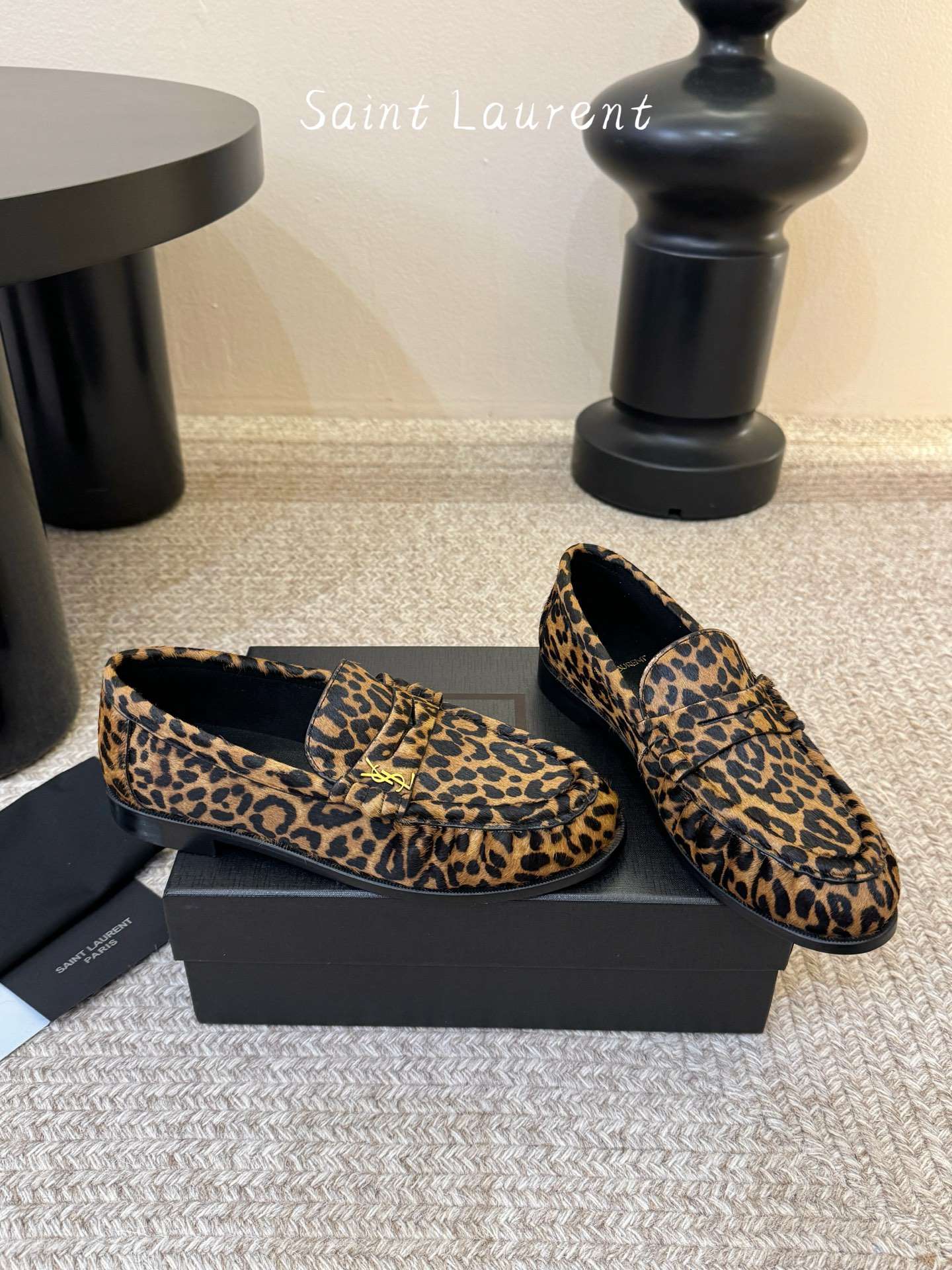 생로랑(SAINT LAURENT) 카프 레더 페니 로퍼 신발