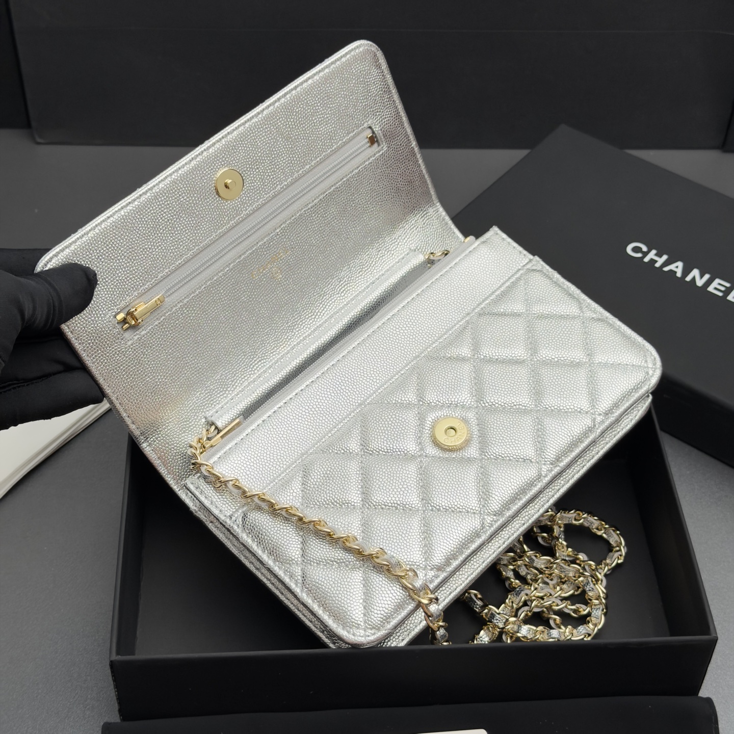 [Chanel] 샤넬 26SS 캐비어 멀티 젬스톤 체인 아코디언 플랩백 (WOC) 가방