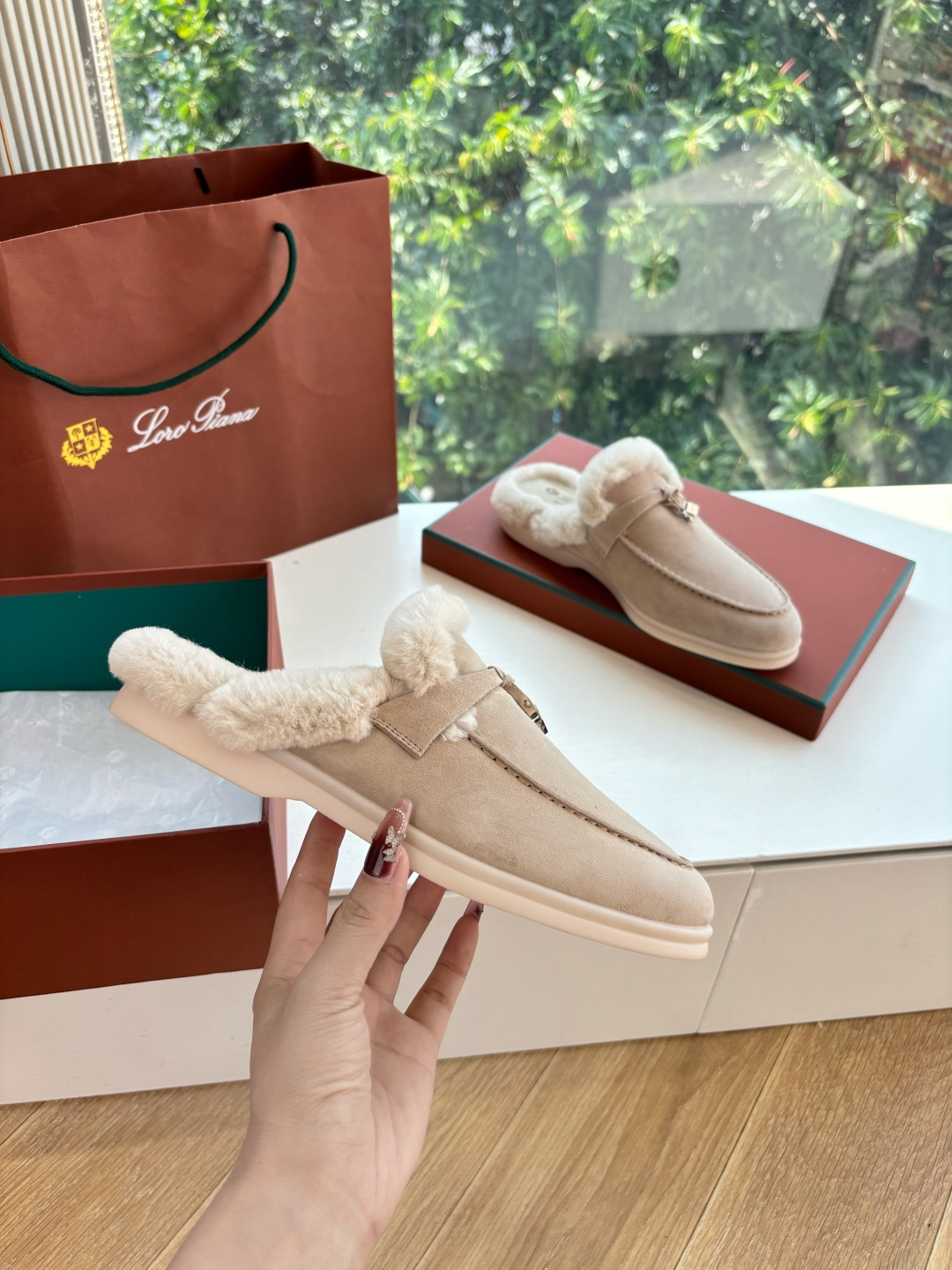 로로피아나(Loro Piana) 커플 퍼 트리밍 스웨이드 뮬 슬리퍼 신발