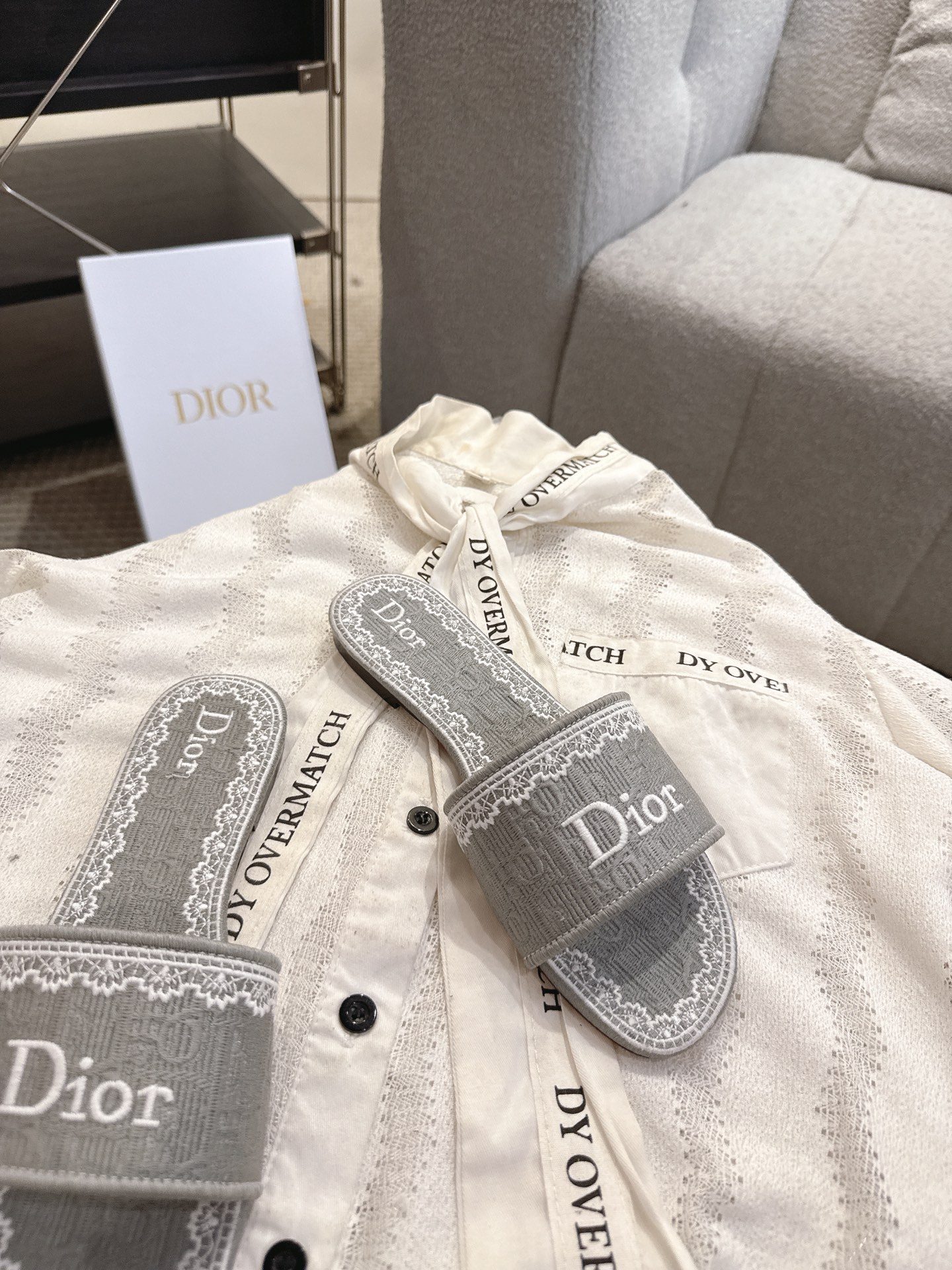 디올(DIOR) 플라워 자수 로고 슬라이드 슬리퍼