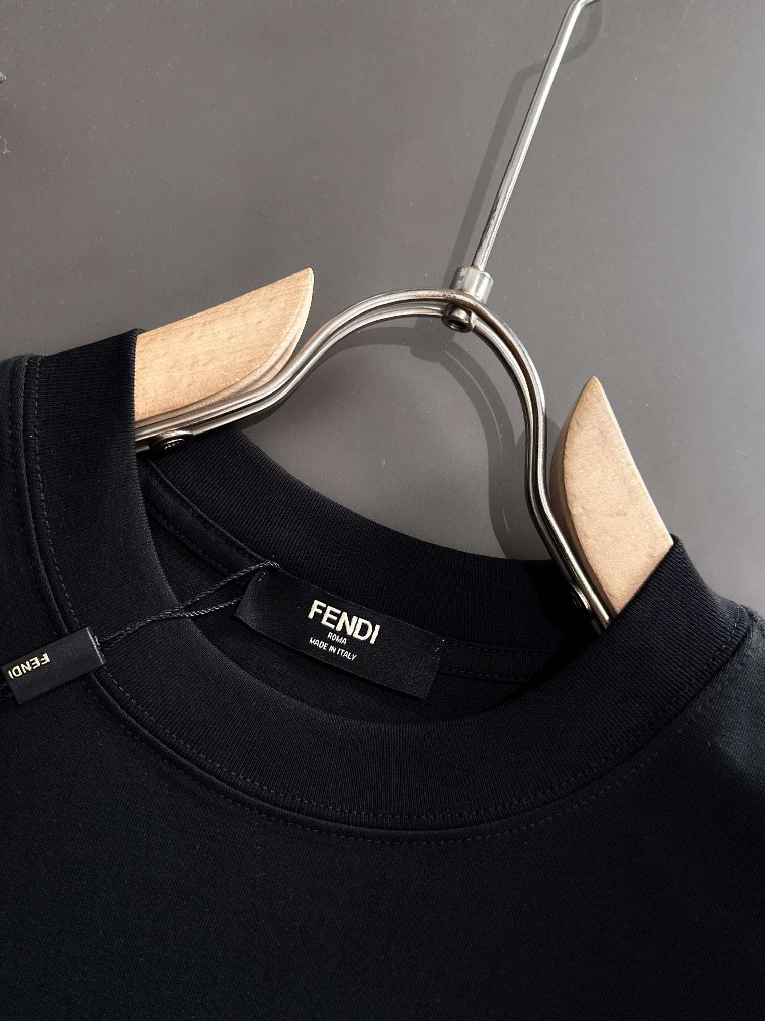 펜디(FENDI) 로고 그래픽 프린트 반팔 티셔츠 상의 의류