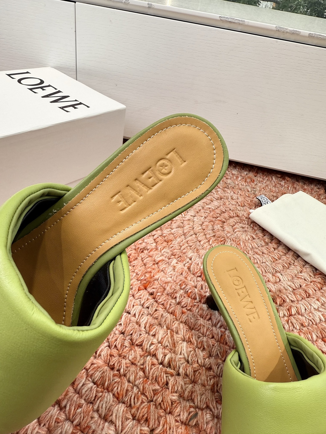 로에베(LOEWE) 아나그램 페블 슬리퍼 샌들 신발