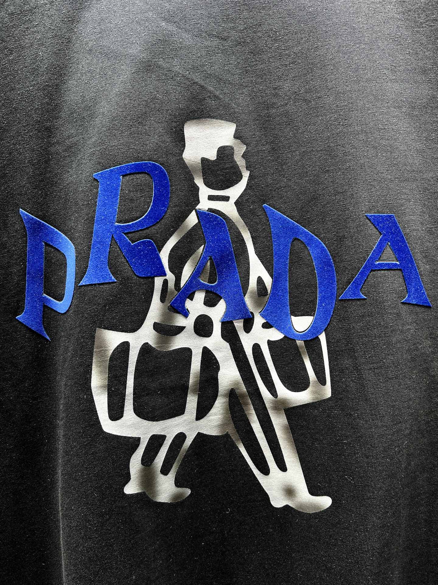 프라다(PRADA) 인물 프린트 반팔 티셔츠 상의 의류 복제
