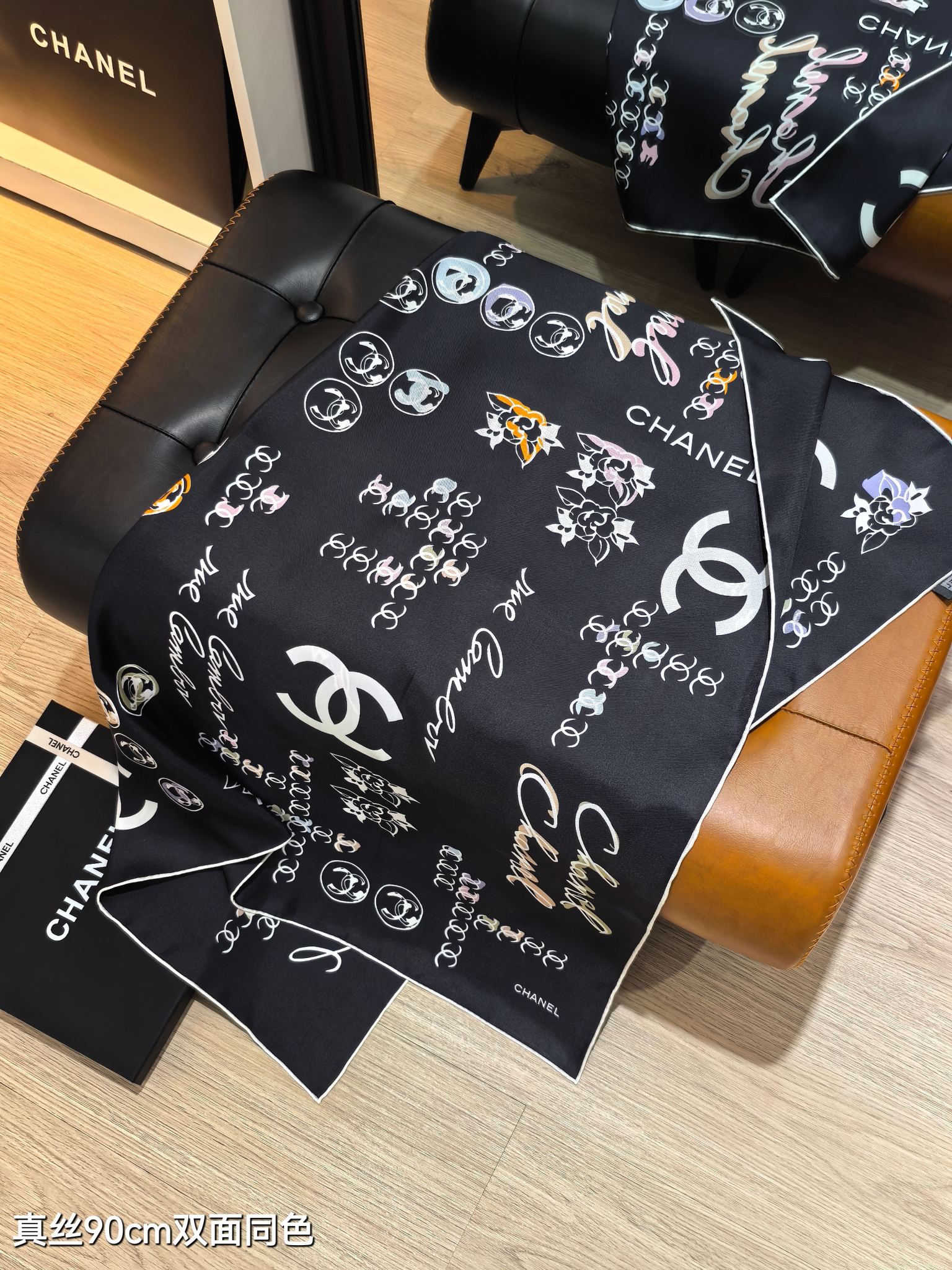 샤넬(CHANEL) 로고 레터링 실크 목도리 스카프