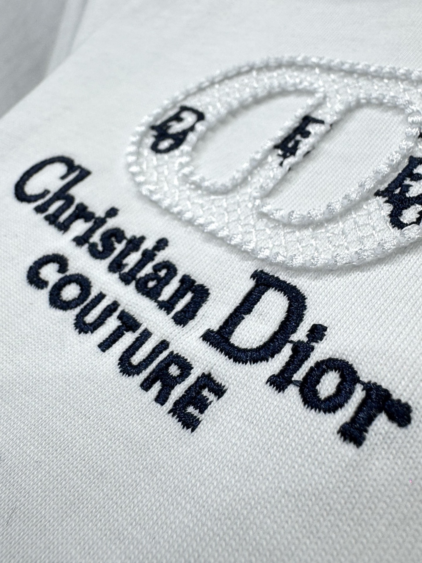 디올(DIOR) CD 자수 반팔 티셔츠 상의 의류