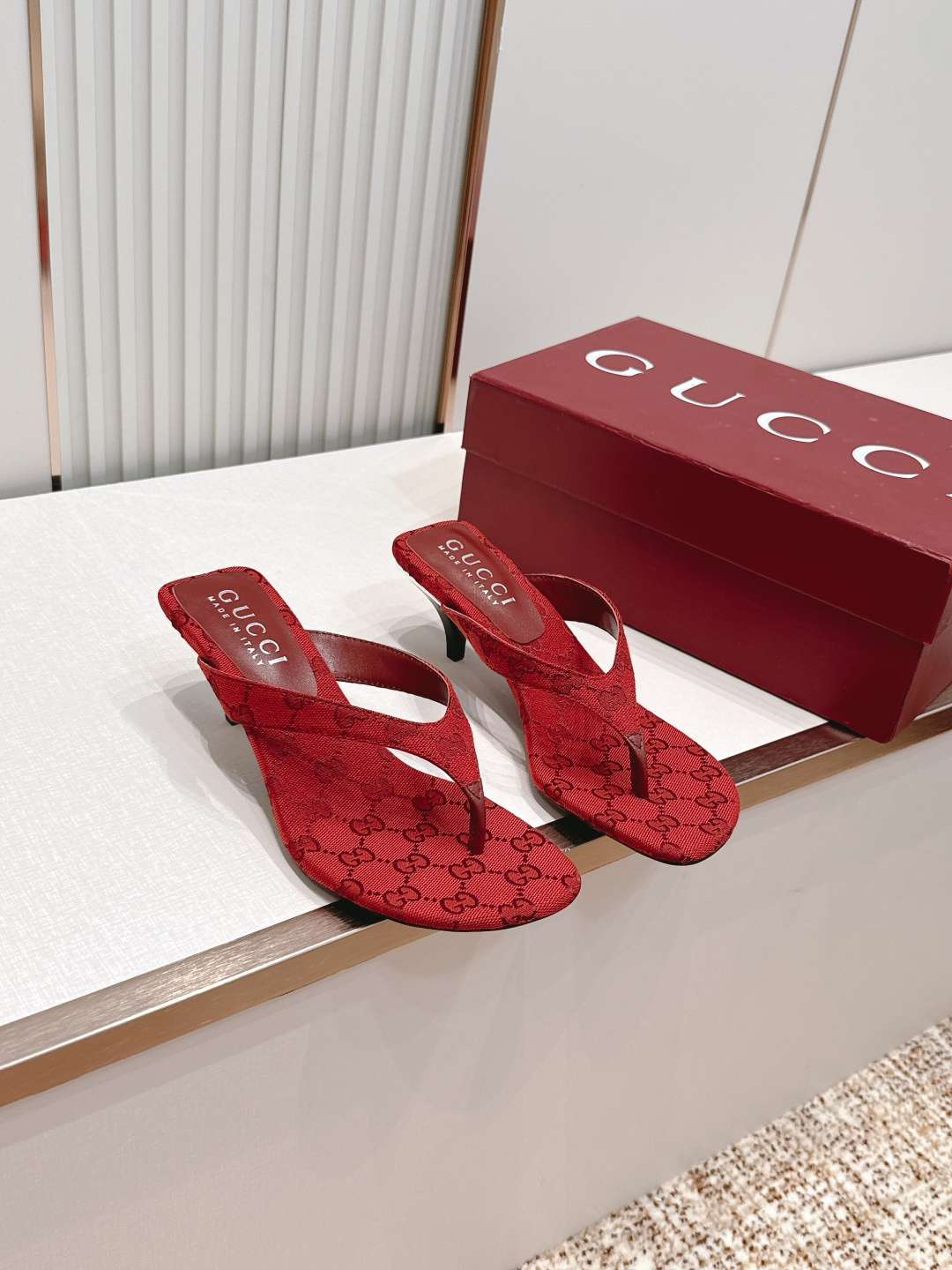 구찌(GUCCI) 모노그램 토포스트 미들힐 신발