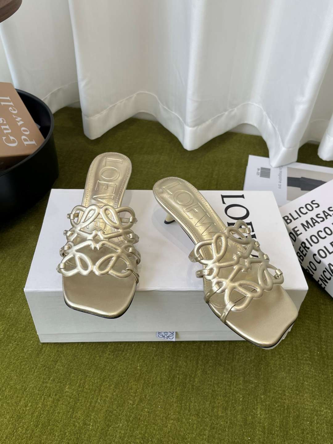 로에베(LOEWE) 아나그램 스트랩 스퀘어토 키튼힐 신발