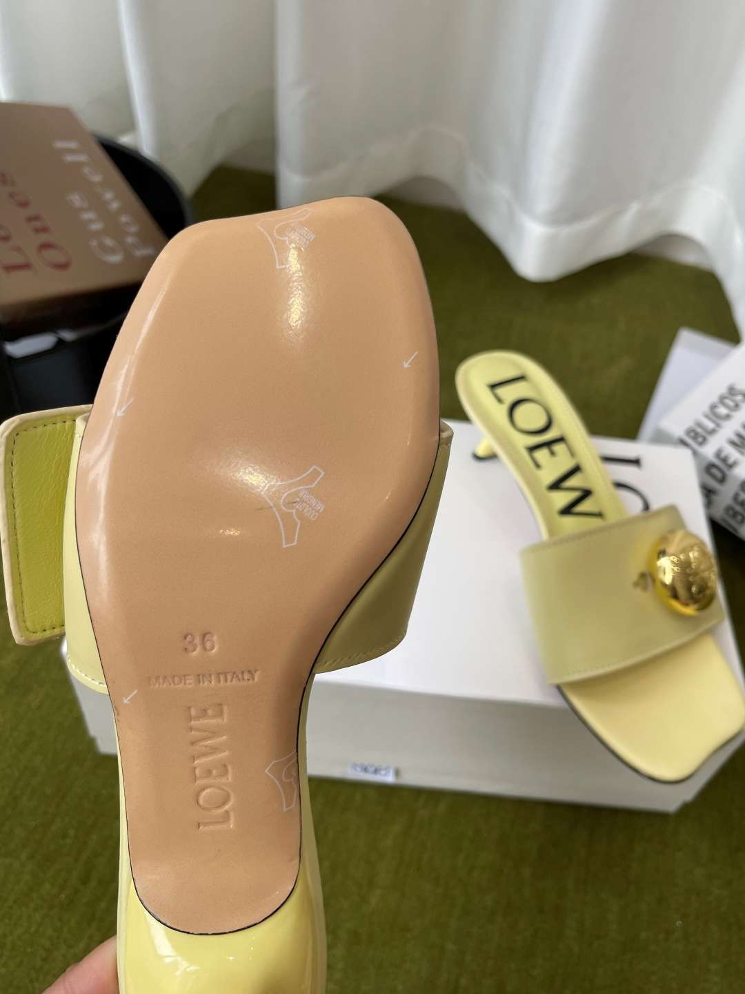로에베(LOEWE) 메달 스퀘어토 키튼힐 뮬 샌들 신발