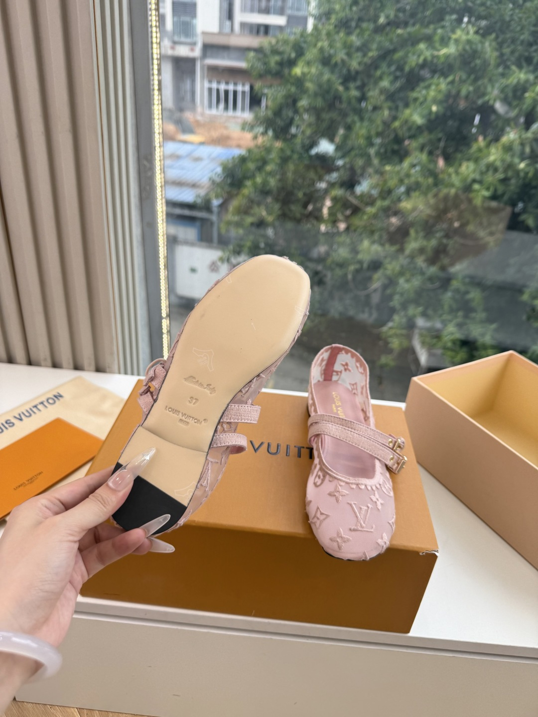 루이비통(LV) 무라카미 체리 메쉬 샌들 신발